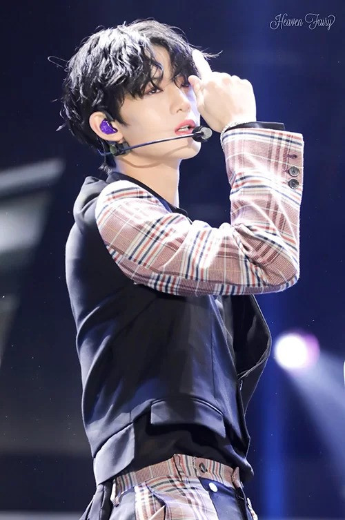 Bae Jin Young (CIX) cũng không nằm ngoài xu hướng lãng tử khi nuôi tóc mái dài, rẽ ngôi.