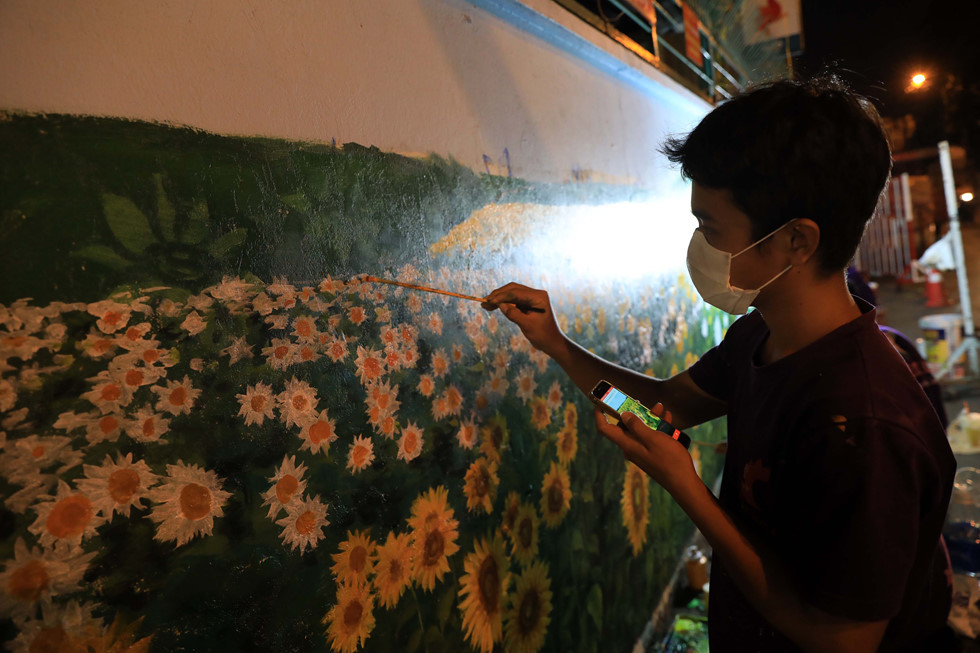 Công tác làm đẹp cho bức tường hoa vẫn đang được khẩn trương thực hiện. ẢNH: LAM NGỌC