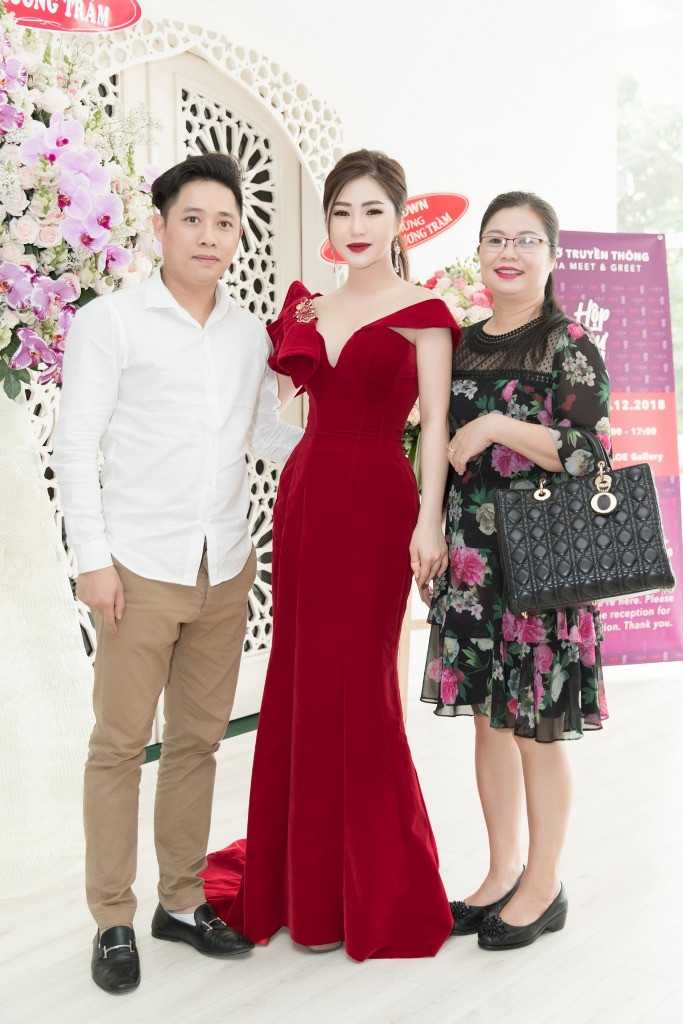 Mẹ Hương Tràm xuất hiện bên cạnh con gái.