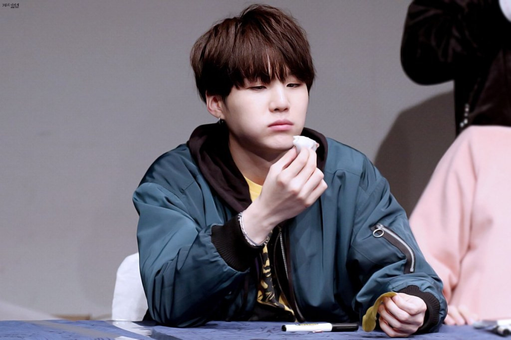 Có ai nhìn đồ ăn một cách thờ ơ như Suga không nào?