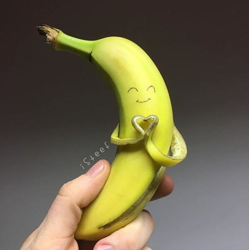 Khuôn mặt hạnh phúc của một quả chuối.