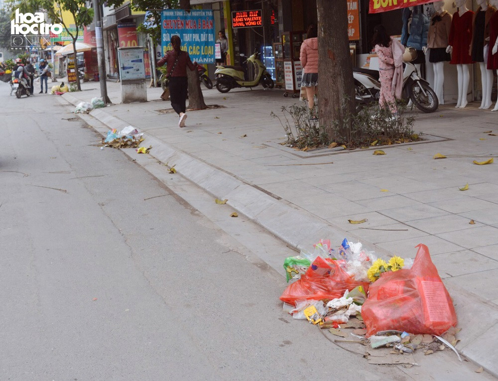 Sáng nay trên đường Nguyễn Trãi, cứ cách 5 mét lại có 1 bãi rác.