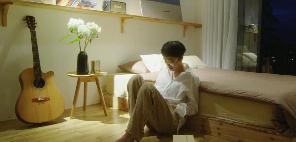 Vẫn theo đuổi dòng nhạc ballad nhẹ nhàng, Hiền Hồ chứng tỏ khả năng với giọng hát ngọt ngào, da diết trong Đừng Nói Tôi Điên.