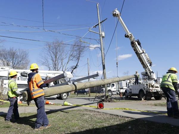 Các nhân viên điện lực đang dựng lại cột điện ở Nashville – thành phố bị thiệt hại nặng nề sau khi lốc xoáy quét qua.