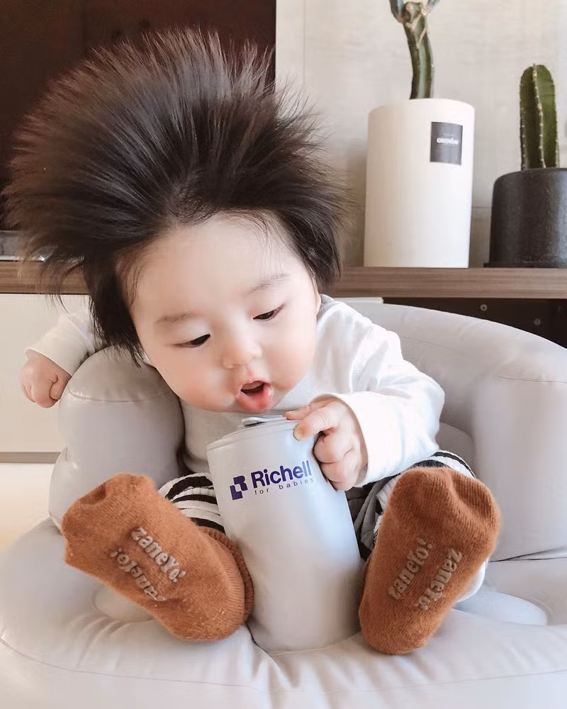 Cậu bé Hàn Quốc "đốn tim" dân mạng vì mái tóc chôm chôm quá đáng yêu ảnh 16