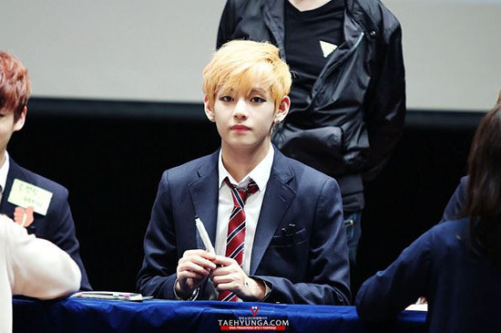 V ngày đó vẫn có vóc dáng mảnh mai do chưa tập luyện thể hình nhiều, thần thái vẫn ngây thơ đúng chuẩn tân binh mới ra mắt. Thế nhưng gương mặt V đã rất thu hút với các đường nét hài hòa.