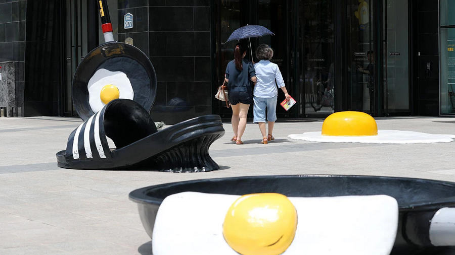 Những bức tượng "tan chảy mùa nóng" được đặt bên ngoài tòa nhà ở Daegu.