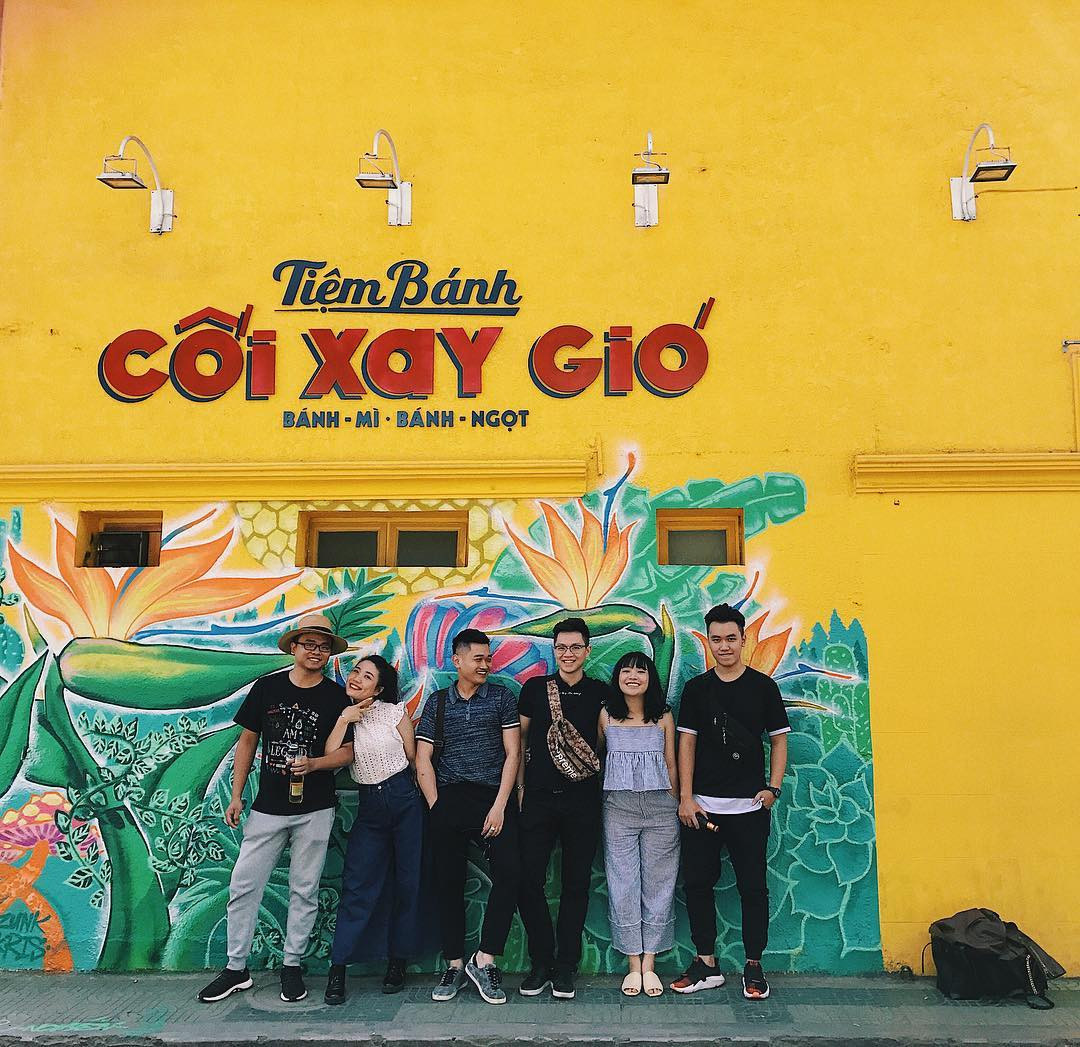 Câu chuyện lãng mạn phía sau hành động vẽ lên tường vàng của tiệm bánh Cối Xay Gió ảnh 4 Câu chuyện lãng mạn phía sau hành động vẽ lên tường vàng của tiệm bánh Cối Xay Gió ảnh 4