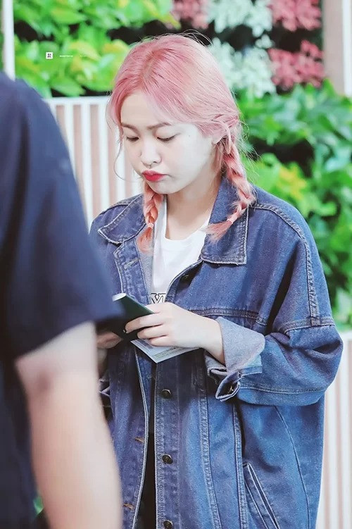 Fan K-Pop đang thích thú khi thấy Yeri nhuộm tóc mới, điều này chứng tỏ nhóm Red Velvet chuẩn bị comeback. Em út của nhóm được so sánh với hình ảnh cây kẹo bông ngọt ngào với màu tóc hồng.