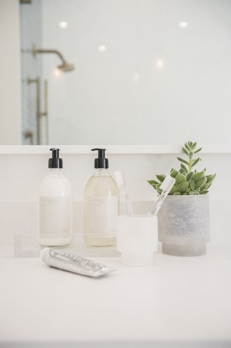 Đặt các vật liệu lỏng vào túi nhựa. Hãy chắc chắn đặt các vật phẩm lỏng chẳng hạn như mỹ phẩm vào túi nhựa để không bị hải quan tịch thu.