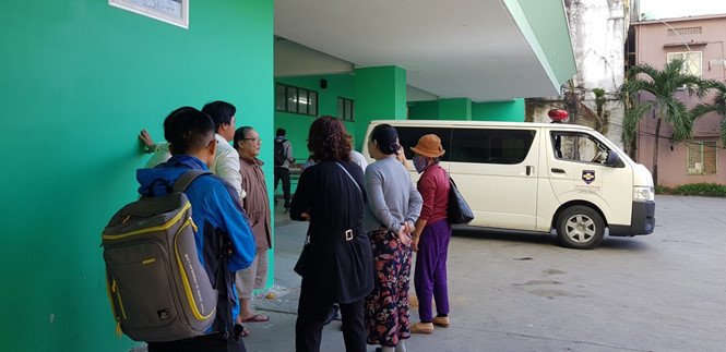 Người nhà em Q. tại Khoa cấp cứu Bệnh viện Đà Nẵng. ẢNH: VĂN TIẾN.