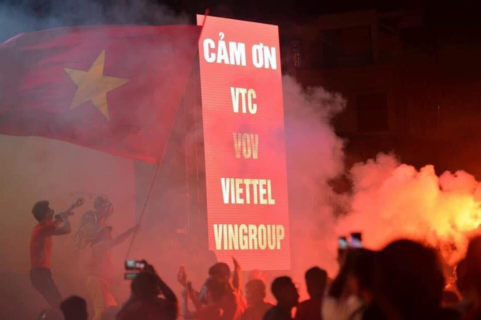 Trong không khí ăn mừng cuồng nhiệt, các CĐV trên sân Lạch Tray không quên cảm ơn cơ quan báo chí đã mua bản quyền ASIAD cùng các nhà tài trợ. Ảnh: VTC Trong không khí ăn mừng cuồng nhiệt, các CĐV trên sân Lạch Tray không quên cảm ơn cơ quan báo chí đã mua bản quyền ASIAD cùng các nhà tài trợ. Ảnh: VTC