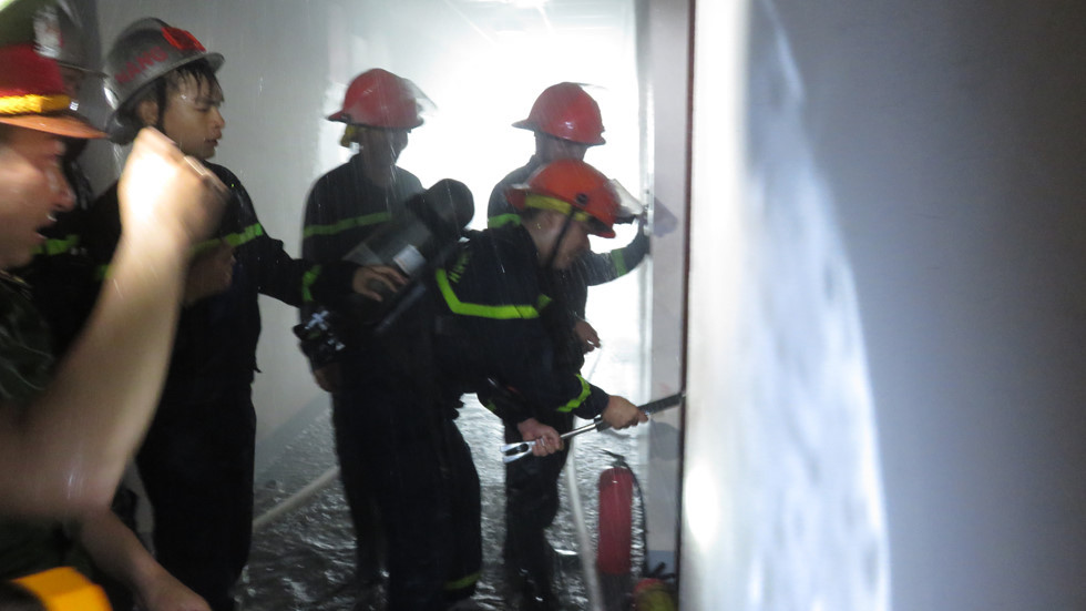 Chủ căn hộ đi vắng, cửa khoá cứng khiến lực lượng chữa cháy buộc phải phá cửa. ẢNH: NHẬT HUY.