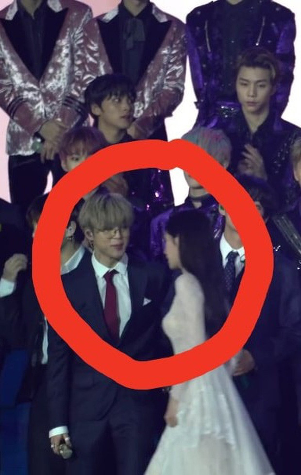 Trên sân khấu cũng vậy, Jimin và Irene không hề tương tác với nhau. Nhưng thánh soi vẫn thấy Jimin thường xuyên quay sang nhìn Irene một cách đầy trìu mến, thậm chí còn mỉm cười đầy sung sướng nữa.