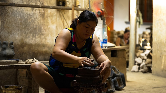 Người phụ nữ này là một thợ thâm niên đã chuyển đổi công việc, nhưng vì nhớ nghề nên cũng vừa quay lại