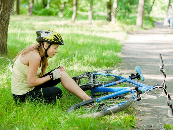 Thật không may, cô gái bị ngã xe ngay sau khi gia đình chúng tôi để cô ấy vượt lên trước.