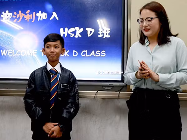 Cậu bé bán hàng rong Salik đến Trung Quốc nhập học.
