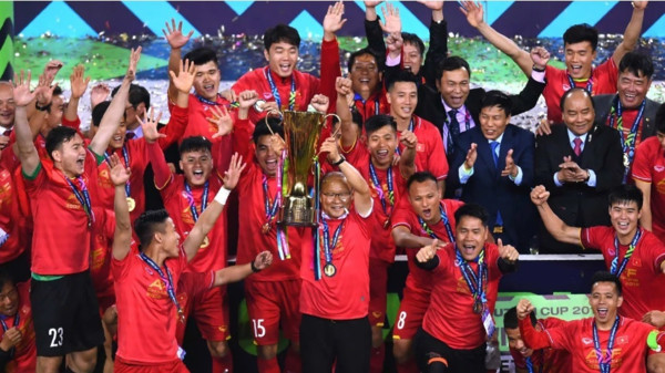 Thầy Park cùng các học trò nâng cúp vô địch AFF Cup 2018.