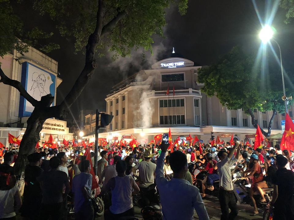 Khu vực Hoàn Kiếm luôn là một trong những địa điểm "hot" nhất mỗi khi dòng người hâm mộ đổ xuống đường ăn mừng chiến thắng của tuyển nhà (Ảnh: Phan Trà My).