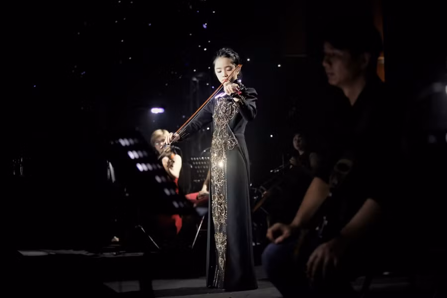 Cô bé đã thể hiện khả năng chơi nhạc cụ nhuần nhuyễn của mình.