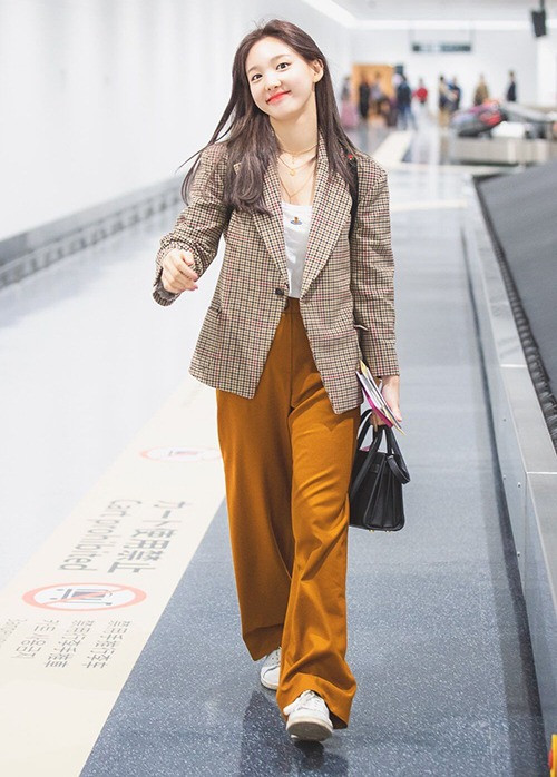 Là cô nàng đa phong cách, Nayeon cũng ưa chuộng mẫu áo khoác 