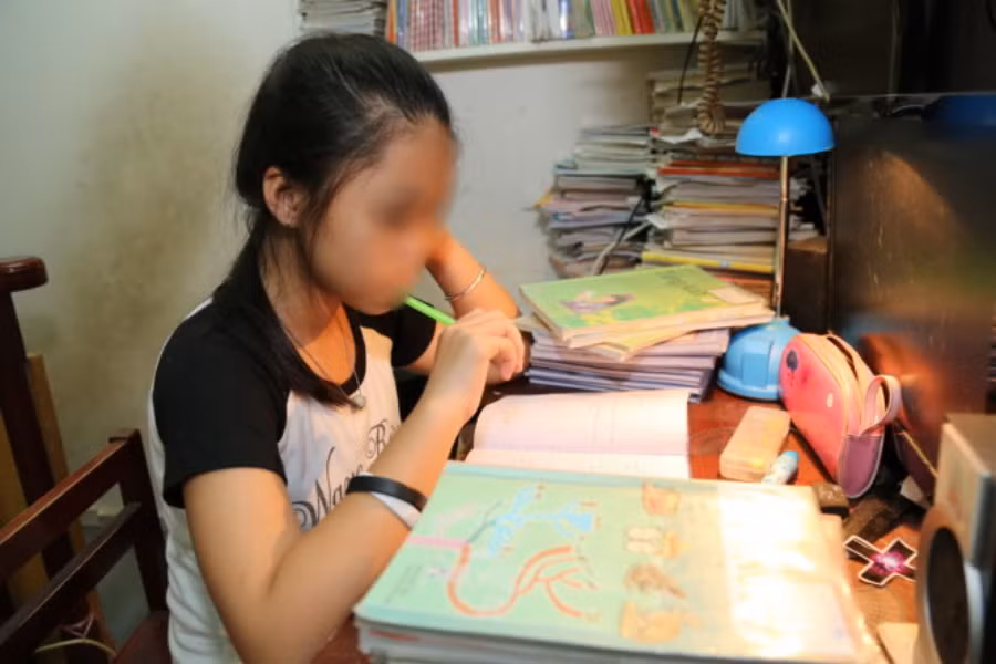 Ngọc Bích tỏ ra rất hoang mang khi thấy điểm thi của nhiều bạn "cao bất thường". (Ảnh: NVCC)