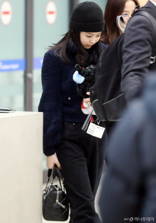 Jennie vốn hợp với những set đồ đơn giản, thanh lịch và ôm sát để khoe đôi chân thẳng tắp, vòng eo bé xíu. Còn khi mặc đồ rộng và tối màu như thế này, nhìn cô nàng già dặn như các bà thím vậy.