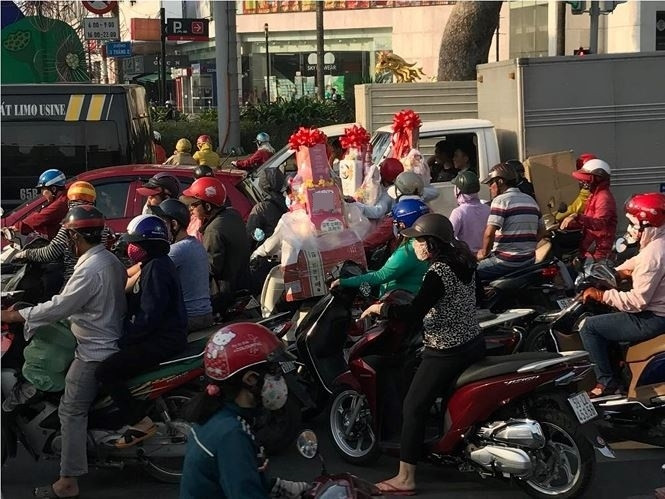 Tắc đường khiến nhiều người điều khiển xe máy phải leo lên cả vỉa hè để đi. (Nguồn ảnh: Tiền Phong)