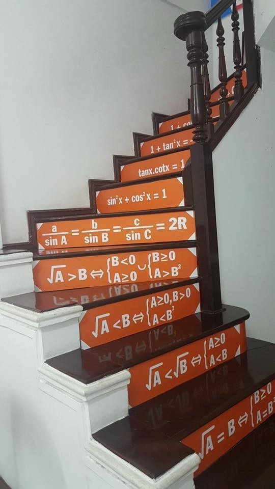 Các công thức Toán học được dán chi chít ở từng bậc cầu thang. (Ảnh: Le Minh Duc) Các công thức Toán học được dán chi chít ở từng bậc cầu thang. (Ảnh: Le Minh Duc)
