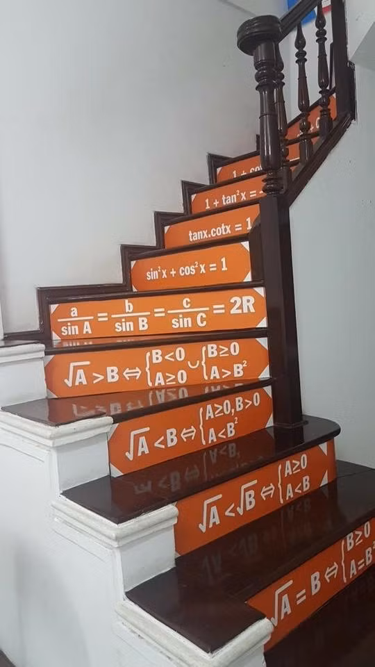 Các công thức Toán học được dán chi chít ở từng bậc cầu thang. (Ảnh: Le Minh Duc)