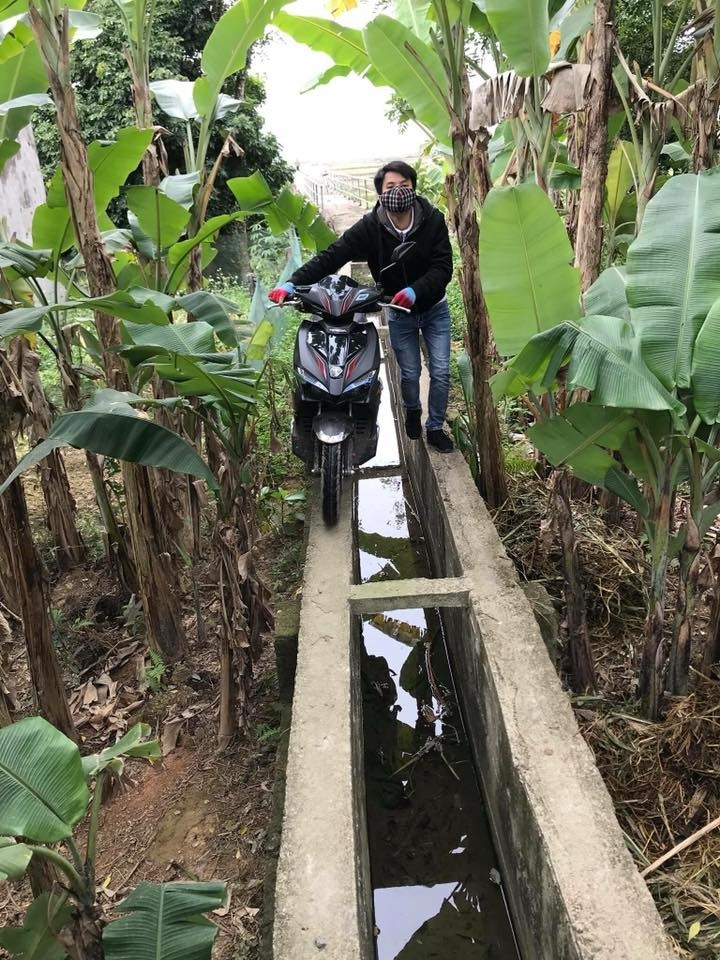 Thanh niên bất đắc dĩ phải dắt xe trên mương.