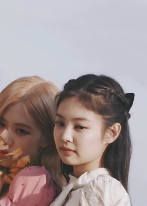 Jennie tất nhiên cũng không đứng ngoài xu hướng đang rất hot này. Cũng trong bộ ảnh mới của Black Pink thì Jennie đeo nơ to bản màu đen, giúp cho cô nàng vừa kín đáo vừa ngọt ngào.