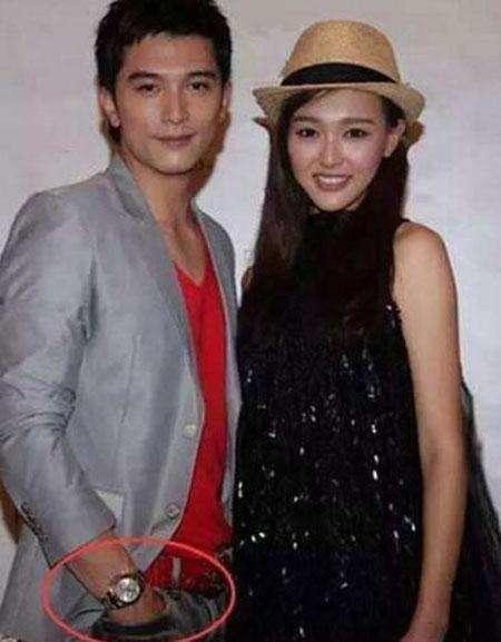 Khưu Trạch luôn đút tay vào túi quần.