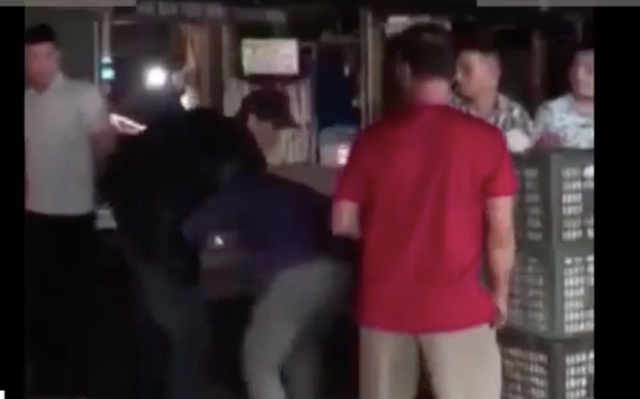 Vụ việc xảy ra tại chợ Long Biên đang được cơ quan chức năng làm rõ.