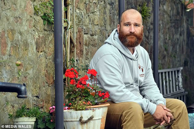 Anh Craig Hill, đến từ Cardiff, Wales.