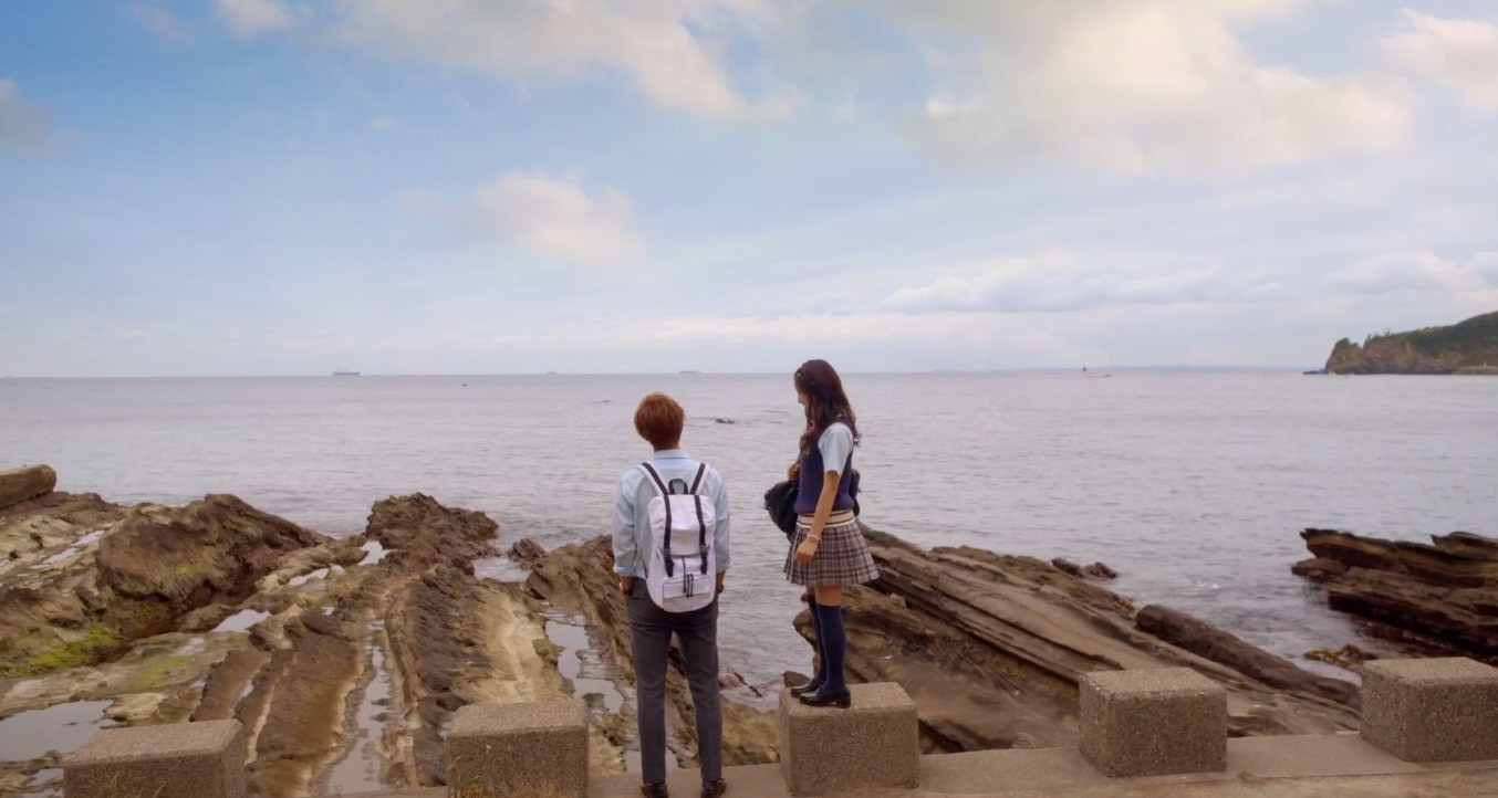 Tsuchiya Tao đã đứng trên một bậc đá lớn rồi mà vẫn chỉ nhỉnh hơn anh chàng một chút.