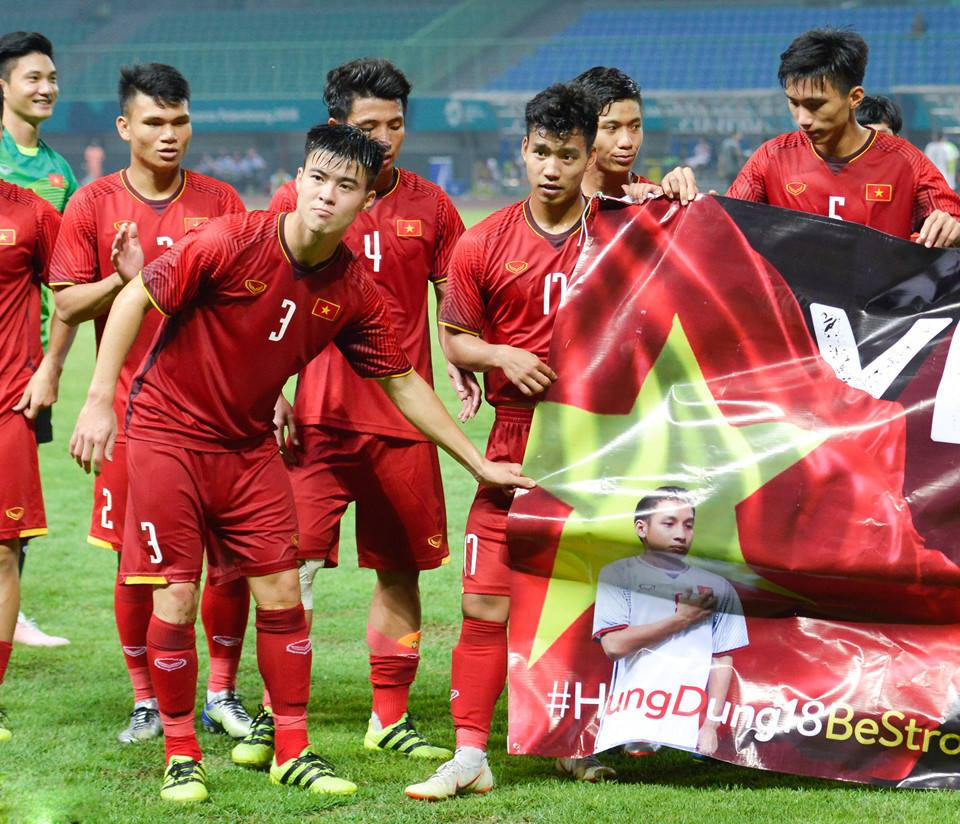 Tình cảm mà các cầu thủ dành cho Hùng Dũng thật tuyệt vời. Ảnh: On sports Tình cảm mà các cầu thủ dành cho Hùng Dũng thật tuyệt vời. Ảnh: On sports