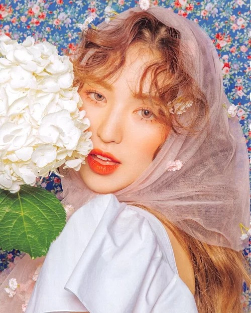 Dù để tóc ngắn nhưng Wendy luôn được đội ngũ làm tóc nhà SM chăm chút, nhằm sáng tạo ra nhiều kiểu mới mẻ hơn. Kiểu mái uốn xoăn lưa thưa trước trán cũng khá hợp với cô nàng.