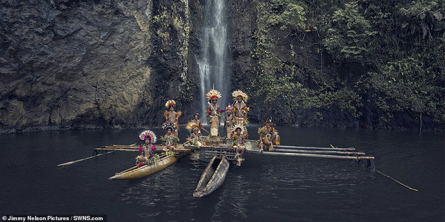 Người Tufi sống ở đảo New Guinea quen thuộc với cuộc sống bên con nước.