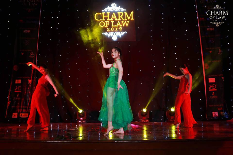 Màn múa đương đại uyển chuyển đầy mê hoặc của thí sinh Đoàn Trúc Phương.