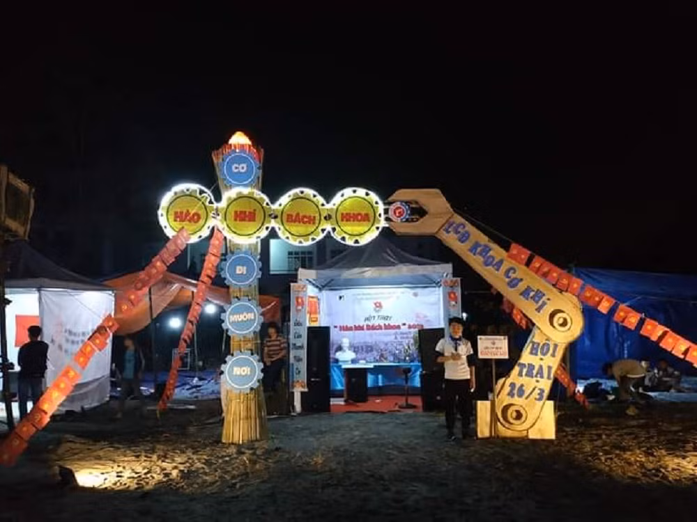 Hội trại mang đậm chất riêng của teen học kỹ thuật, cơ khí.