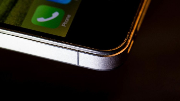 Dù vậy, sự cố “antennagate” phần nào phủ mờ thành công của chiếc điện thoại này. Với các bố trí ăng ten dọc bên sườn máy, khi người dùng cầm iPhone 4 ở một số tư thế phổ biến, chất lượng sóng, cuộc gọi bị ảnh hưởng nghiêm trọng.