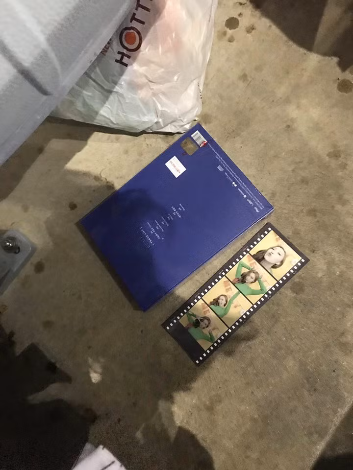 Album của MAMAMOO bị vứt dưới đất.