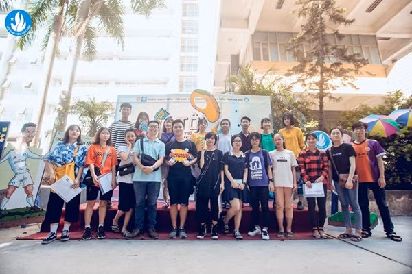Chụp hình tại sân khấu được thiết kế riêng cho các sĩ tử.