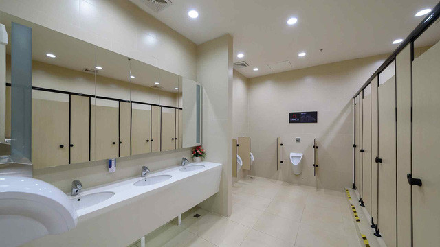 Du khách được khuyến cáo nên vào nhà vệ sinh rửa sạch tay sau khi đi qua cổng kiểm soát an ninh, tránh tình trạng bị lây lan bệnh tật