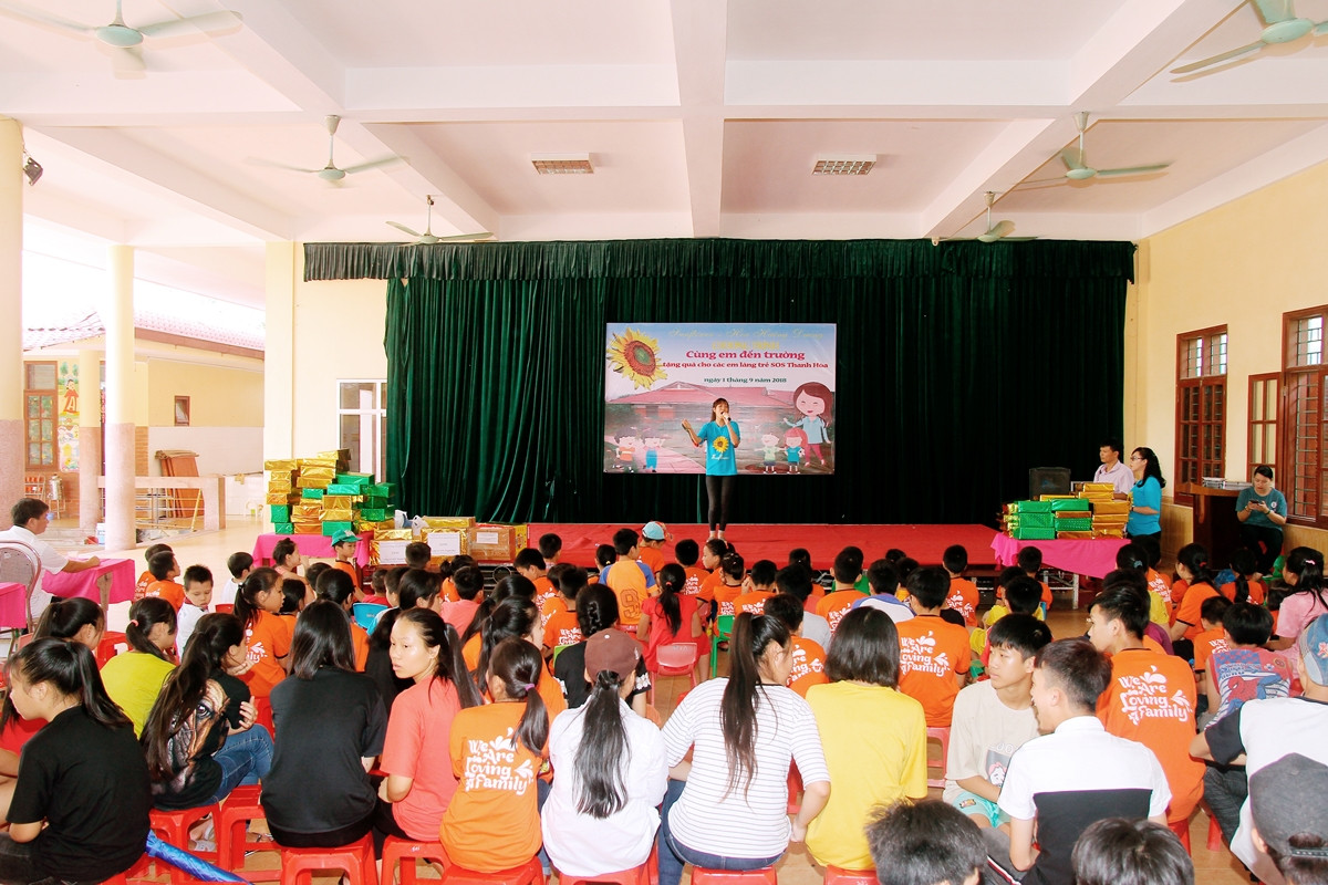 Với các tiết mục văn nghệ "handmade", nhóm đem lại không khí vui tươi ở Làng trẻ SOS Thanh Hóa.