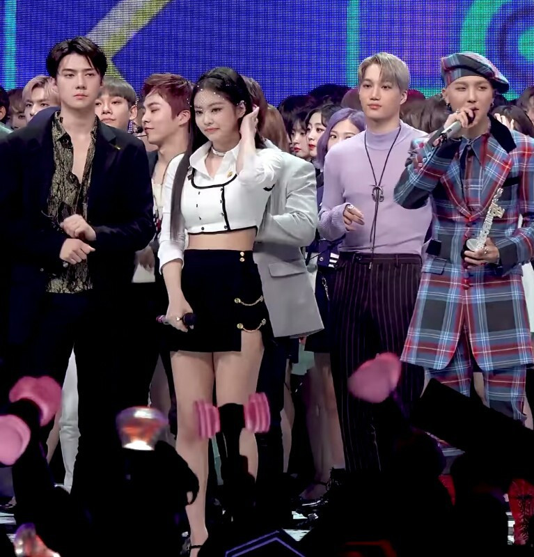 Trong một chương trình Music Core hồi tháng 12 vừa rồi, Kai rõ ràng đứng ngay cạnh Jennie. Nhưng khi ấy, cư dân mạng lại chỉ tập trung vào Jennie với Sehun, tíu tít khen hai idol có khí chất sang chảnh, thật xứng là cặp đôi cực phẩm của K-Pop. Có ai ngờ Sehun chỉ là bóng đèn, mà chàng trai đứng sau mới là một nửa thực sự của Jennie.