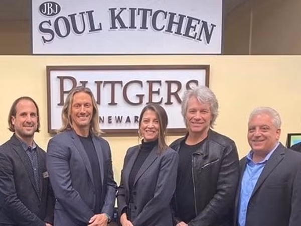 Bon Jovi (thứ hai từ phải sang) trong buổi khai trương Bếp ăn Tâm hồn ở Đại học Rutgers.