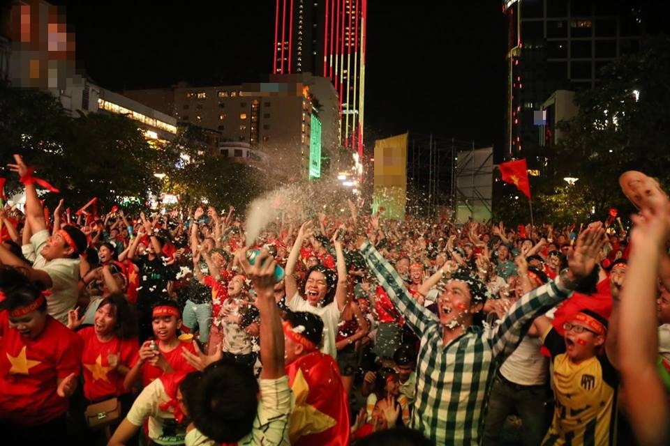 CĐV tại phố đi bộ Nguyễn Huệ ăn mừng bàn thắng của Anh Đức