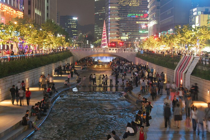 Cheonggyecheon - dòng suối chảy qua Seoul xuất hiện trong nhiều bộ phim nổi tiếng như "Cold Eyes", "Jeon Woo Chi", "Athena" và "Iris".